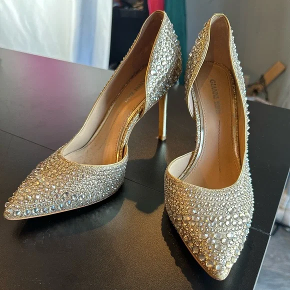 Gorgeous Bini’s! Studded rhinestones(firmly affixed)Gold heels, Sz 8 worn once. - Picture 1 of 8